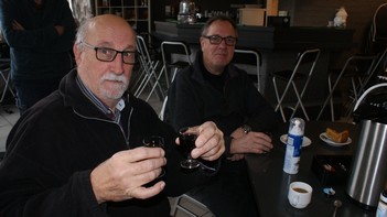 Het SSB-water ging er vlot in. Om wat moed in te drinken denk ik. 2 glaasjes tegelijk!!